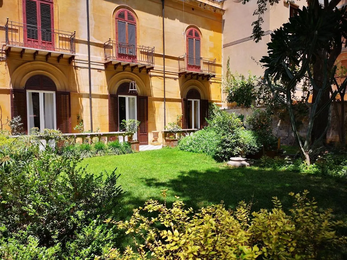 Garden Suite in private villa on Via Libertà Palerme 2*,  Italie