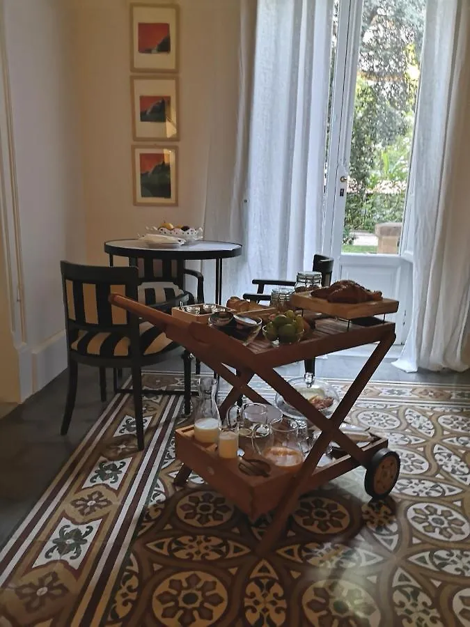 Garden Suite in private villa on Via Libertà Palerme 2*,  Italie